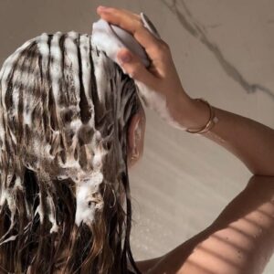 Come lavarsi i capelli a casa correttamente